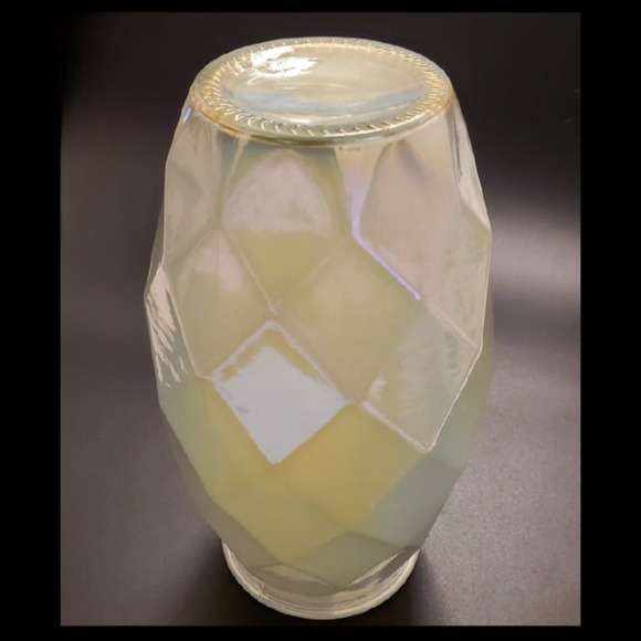 ✨️ Irredescent Pearl w/ Light Green Undertone 8 1/2" Modern Diamond Vase - Picture 8 of 10